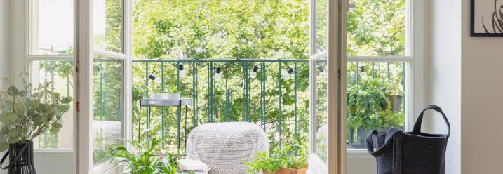 Balkontür mit Blick ins Grüne